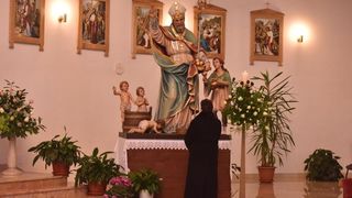 Kistanje: Zadarski nadbiskup Želimir Puljić blagoslovio relikvije sv. Nikole. Foto: Hrvoje Jelavić/PIXSELL Kistanje: Zadarski nadbiskup Želimir Puljić blagoslovio relikvije sv. Nikole. Foto: Hrvoje Jelavić/PIXSELL