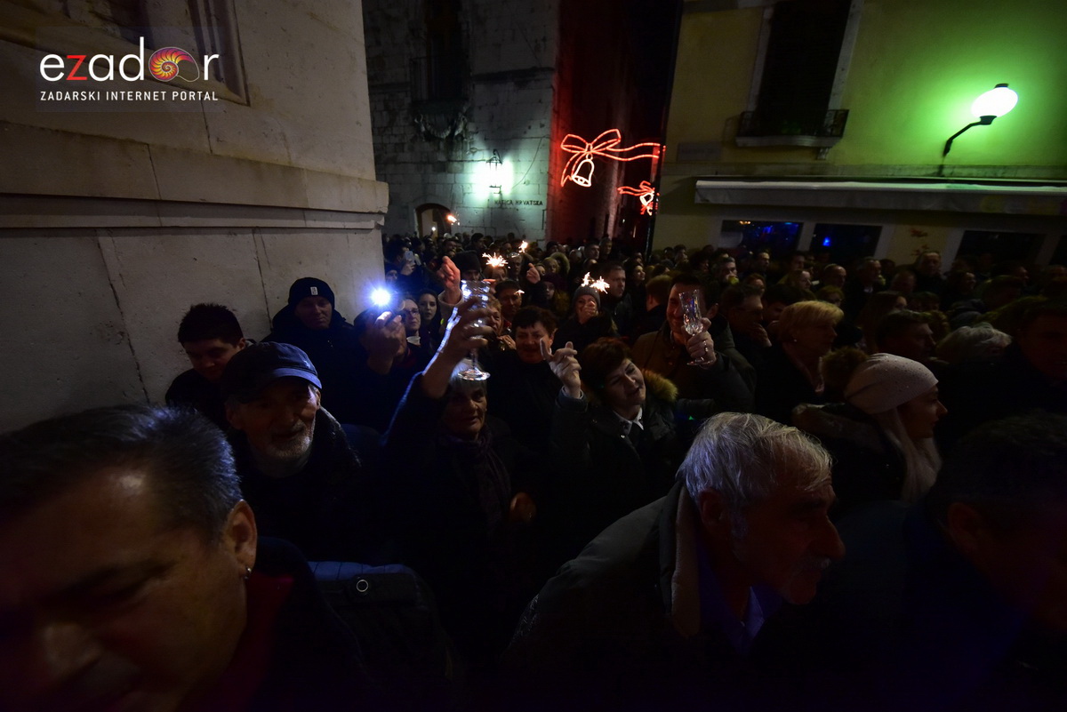 Tisuće Zadrana uživalo na krcatom Narodnom trgu i Tgu Petra Zoranića uz Tomislava Bralića i klapu Intrade Tisuće Zadrana uživalo na krcatom Narodnom trgu i Tgu Petra Zoranića uz Tomislava Bralića i klapu Intrade