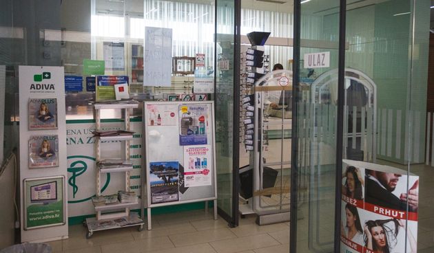 Opustjele gradske ulice i zadarska riva