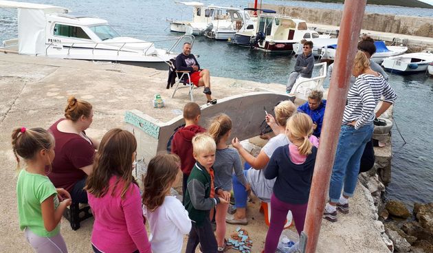 Otok Sestrunj, mozaik na klupi