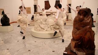 Glazbeno-plesni performans “Ona koja nosi”, foto: Iva Perinčić Glazbeno-plesni performans “Ona koja nosi”, foto: Iva Perinčić