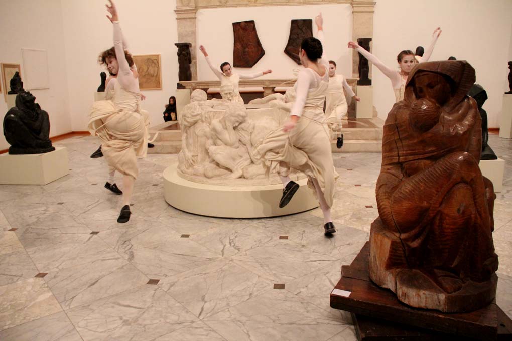 Glazbeno-plesni performans “Ona koja nosi”, foto: Iva Perinčić Glazbeno-plesni performans “Ona koja nosi”, foto: Iva Perinčić