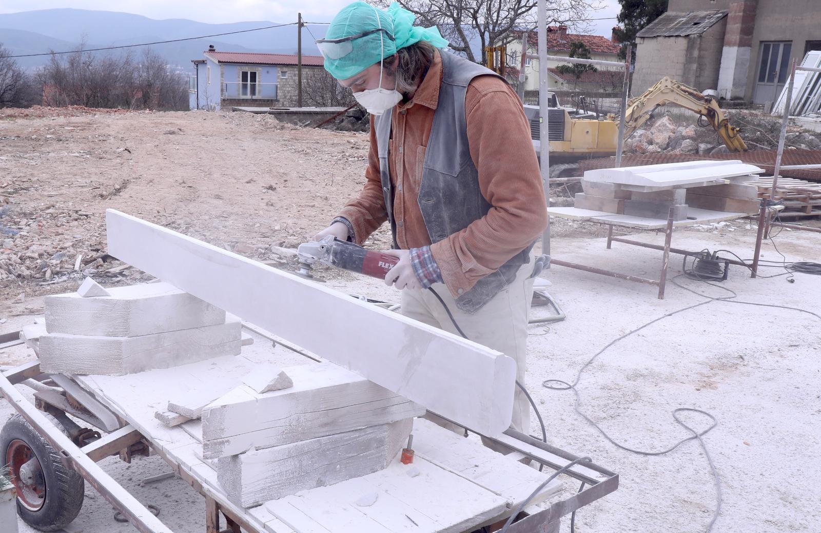 Mladi europski kipari stigli u Imotski, punom parom rade spomenik kultnom Mercedesu Mladi europski kipari stigli u Imotski, punom parom rade spomenik kultnom Mercedesu