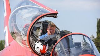 Akrobatska skupina “Red Arrows” Royal Air Forcea u posjeti Zračnoj bazi u Zemuniku Akrobatska skupina “Red Arrows” Royal Air Forcea u posjeti Zračnoj bazi u Zemuniku