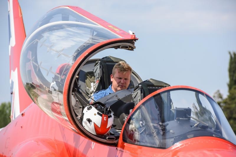 Akrobatska skupina “Red Arrows” Royal Air Forcea u posjeti Zračnoj bazi u Zemuniku Akrobatska skupina “Red Arrows” Royal Air Forcea u posjeti Zračnoj bazi u Zemuniku