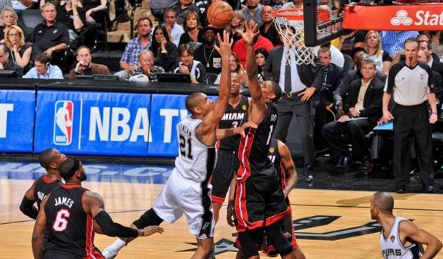 Tim Duncan i Chris Bosh, foto: nba.com