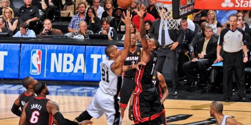 Tim Duncan i Chris Bosh, foto: nba.com