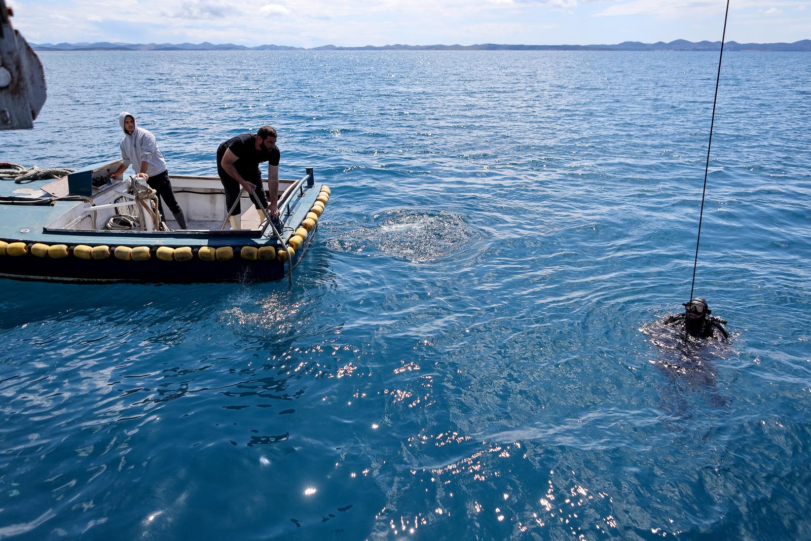 Ekološka manifestacija “Uz more, za more: zelena misija za održivu budućnost Hrvatske” održala se danas na plivarici Škoda koja je jutros u 11 sati isplovila iz zadarske luke Gaženica prema Ugljanu gdje će se provela akcija izvlačenja odbačenih ribarskih Ekološka manifestacija “Uz more, za more: zelena misija za održivu budućnost Hrvatske” održala se danas na plivarici Škoda koja je jutros u 11 sati isplovila iz zadarske luke Gaženica prema Ugljanu gdje će se provela akcija izvlačenja odbačenih ribarskih