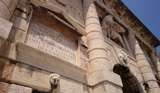 Đir po gradu 24. lipnja, Kopnena vrata, Foša