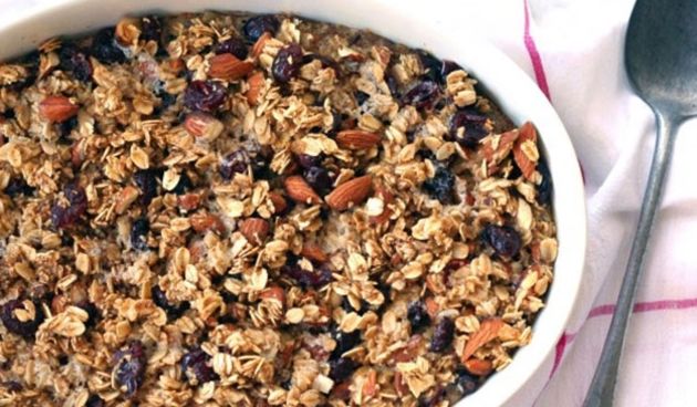 Idealan doručak: Zapečena zobena kaša s višnjama i bademima