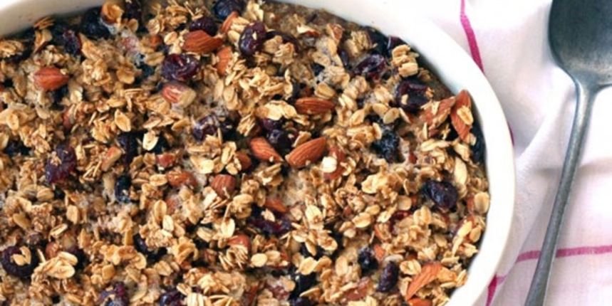 Idealan doručak: Zapečena zobena kaša s višnjama i bademima