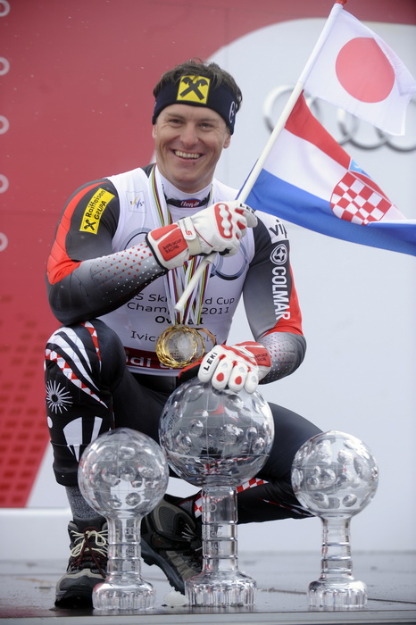 Lenzerheide, 190311.
Zavrsnica Svjetskog skijaskog kupa u skijanju u svicarskom mjestu Lenzerheide, Ivica Kostelic kao najbolji skijas u ukupnom poretku osvajac velikog kristalnog globusa i jos dva mala globusa za kombinaciju i slalom. 
Na slici: sa zasta