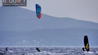 Guštanje surfera u jakom jugu Guštanje surfera u jakom jugu