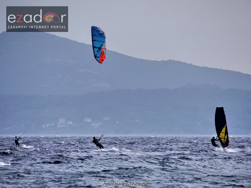 Guštanje surfera u jakom jugu Guštanje surfera u jakom jugu