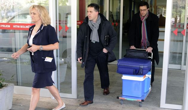 Dubrovnik – Donirani organi hitno su prebaceni na aerodrom gdje privatnim zrakoplovima idu za Njemacku i Zagreb. Donator je mladic kojemu su roditelji donirali organe nakon njegove pogibije. Photo: Zvonimir Pandza/Vecernji list