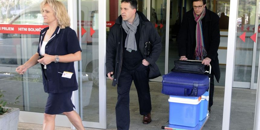 Dubrovnik – Donirani organi hitno su prebaceni na aerodrom gdje privatnim zrakoplovima idu za Njemacku i Zagreb. Donator je mladic kojemu su roditelji donirali organe nakon njegove pogibije. Photo: Zvonimir Pandza/Vecernji list