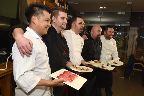 Restoran Foša: Chef Damr Tomljanović oduševio japanskog kolegu pripremom “dalmatinskog sushija” Restoran Foša: Chef Damr Tomljanović oduševio japanskog kolegu pripremom “dalmatinskog sushija”
