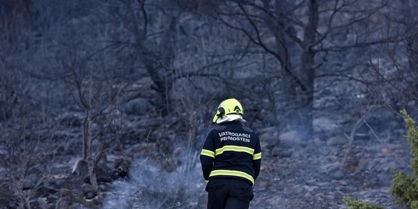 Vatrogasci, požarište, požar, vatrogasac, šibenik Vatrogasci, požarište, požar, vatrogasac, šibenik