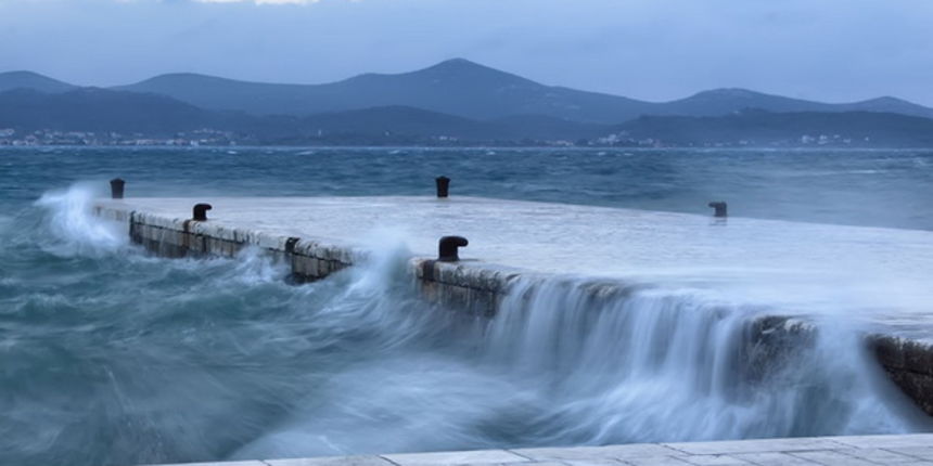 Igra valova na zadarskoj rivi 7. studenog 2014. Foto: Roberto Lerga Igra valova na zadarskoj rivi 7. studenog 2014. Foto: Roberto Lerga
