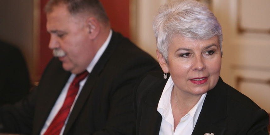 Zagreb, 031209.
Markov trg.
Sjednica vlade.
Premijerka Jadranka Kosor i ministra financija Ivan Suker.
Foto: Damjan Tadic / CROPIX Zagreb, 031209.
Markov trg.
Sjednica vlade.
Premijerka Jadranka Kosor i ministra financija Ivan Suker.
Foto: Damjan Tadic / CROPIX