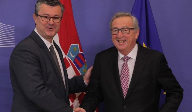 Bruxelles, Belgija – Predsjednik Vlade Republike Hrvatske Tihomir Oreskovic s predsjednikom Europske komisije Jean-Claudeom Junckerom na sastanku Europskog vijeca posvecenom zapadnobalkanskoj izbjeglickoj krizi na kojem se razgovaralo o boljoj suradnji z
