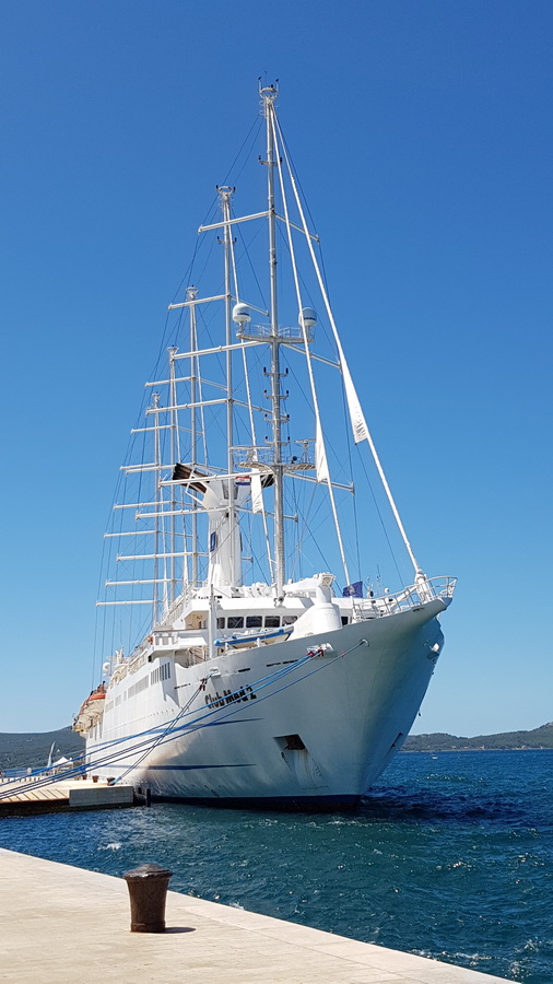 Guštanje u valovima i glazbi Morskih orgulja, a sliku je upotpunio jedrenjak Club Med 2. Foto: Mladen Malik Guštanje u valovima i glazbi Morskih orgulja, a sliku je upotpunio jedrenjak Club Med 2. Foto: Mladen Malik