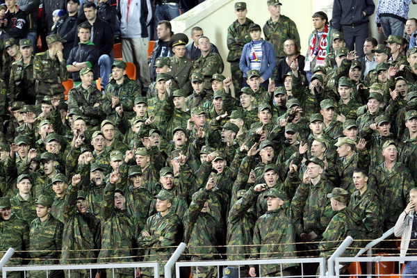 Minsk, 120809.
Stadion Dinamo Minsk
Kvalifikacijska nogometna utakmica za Svjetsko nogometno prvenstvo 2010. Bjelorusija – Hrvatska.
Na fotografiji: Navijaci Bjelorusije, najglasniji su vojnici.
Foto : Jakov Prkic / Cropix Minsk, 120809.
Stadion Dinamo Minsk
Kvalifikacijska nogometna utakmica za Svjetsko nogometno prvenstvo 2010. Bjelorusija – Hrvatska.
Na fotografiji: Navijaci Bjelorusije, najglasniji su vojnici.
Foto : Jakov Prkic / Cropix