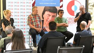 U Croatia Records-u odrzana je promocija novog albuma pjevaca Duska Lokina. U Croatia Records-u odrzana je promocija novog albuma pjevaca Duska Lokina.