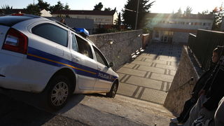 Zadar, 211211. 
Danas popodne oko 14 i 30 dogodila se neobicna prometna nesreca u kojoj je policijski automobil zavrsio na stepenicama dvorista Osnovne skole Krune Krstica u Arbanasima. Kako je doslo do toga znati ce se nakon ocevida, a koliko znamo nema