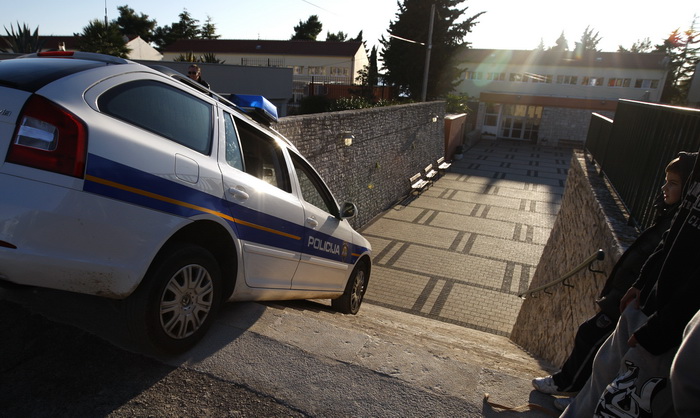 Zadar, 211211. 
Danas popodne oko 14 i 30 dogodila se neobicna prometna nesreca u kojoj je policijski automobil zavrsio na stepenicama dvorista Osnovne skole Krune Krstica u Arbanasima. Kako je doslo do toga znati ce se nakon ocevida, a koliko znamo nema