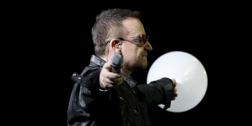 Zagreb, 100809.
Maksimirski stadion.
Drugi koncert irske rock grupe U2 koja po prvi puta gostuje u Hrvatskoj na ovogodisnjoj turneji 360 tour.
Na slici: pjevac grupe Bono Vox, gitarist Edge, basist Adam Clayton i bubnjar Larry Mullen Jr.
Foto: Goran Mehke