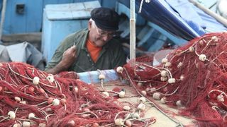 Krpanje ribarske mriže posao koji se sve manje viđa uz obalu Jadrana. Photo: Ivo Čagalj/PIXSELL Krpanje ribarske mriže posao koji se sve manje viđa uz obalu Jadrana. Photo: Ivo Čagalj/PIXSELL