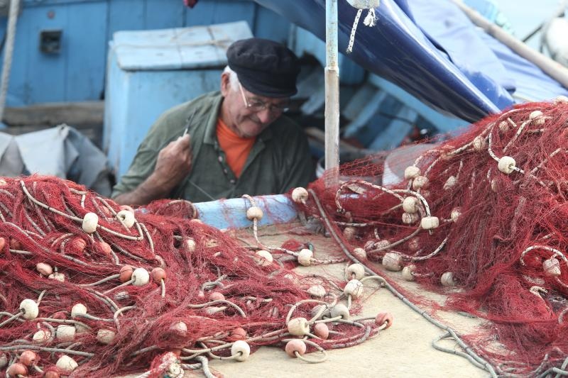 Krpanje ribarske mriže posao koji se sve manje viđa uz obalu Jadrana. Photo: Ivo Čagalj/PIXSELL Krpanje ribarske mriže posao koji se sve manje viđa uz obalu Jadrana. Photo: Ivo Čagalj/PIXSELL