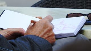 Može li bivši James Bond ‘proći’ kao obični turist? Pierce Brosnan na Visu pokazao još jedan talent