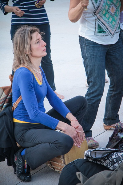 Glazbeno scenski nastup “Iskra ljubavi za mir” i grupna meditacija na Forumu