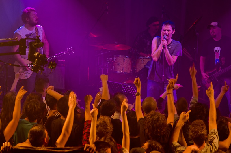 Nakon Porina, Goran Bare i Majke održali su slavljenički koncert u prepunoj Stereo dvorani u Rijeci.