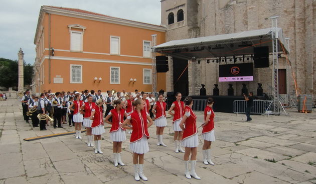 Mazoretkinje i gradska glazba