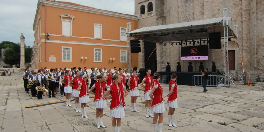 Mazoretkinje i gradska glazba