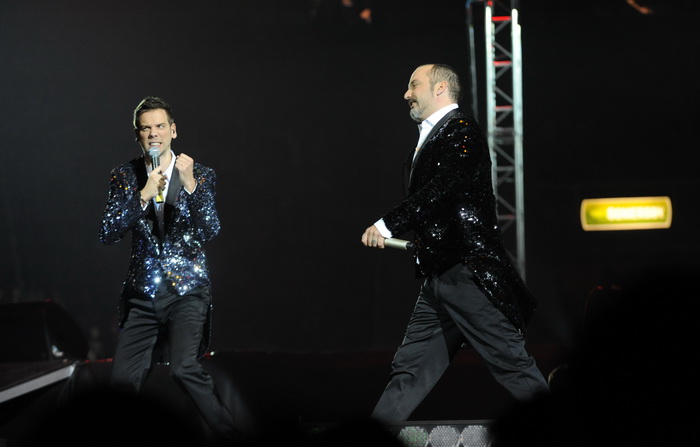 Zadar, 251110
Sportski centar Visnjik.
Koncertni spektakl TopStars.
Na koncertu pred punom dvoranom vecinom mladje publike pjevaci Tony Cetinski, Franka Batelic, Indira Vladic i Luka Bulic pjevali su glazbene hitove.
Na slici: Luka Bulic i Tony Cetinski Zadar, 251110
Sportski centar Visnjik.
Koncertni spektakl TopStars.
Na koncertu pred punom dvoranom vecinom mladje publike pjevaci Tony Cetinski, Franka Batelic, Indira Vladic i Luka Bulic pjevali su glazbene hitove.
Na slici: Luka Bulic i Tony Cetinski