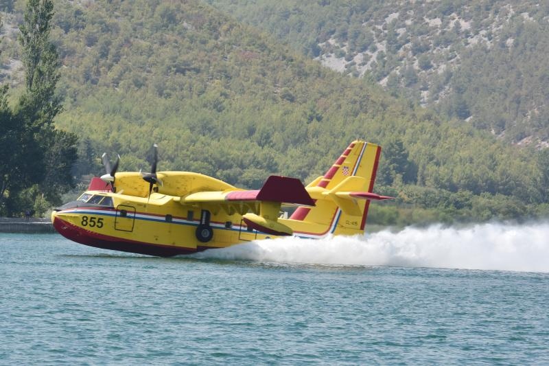 Piloti kanadera oduševljavali spektakularnim uzimanjem vode iz Visovačkog jezera Piloti kanadera oduševljavali spektakularnim uzimanjem vode iz Visovačkog jezera