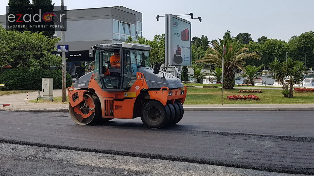 Asfaltiranje kolnika rekonstruiranog i proširenog križanja kod Veslačkog Asfaltiranje kolnika rekonstruiranog i proširenog križanja kod Veslačkog