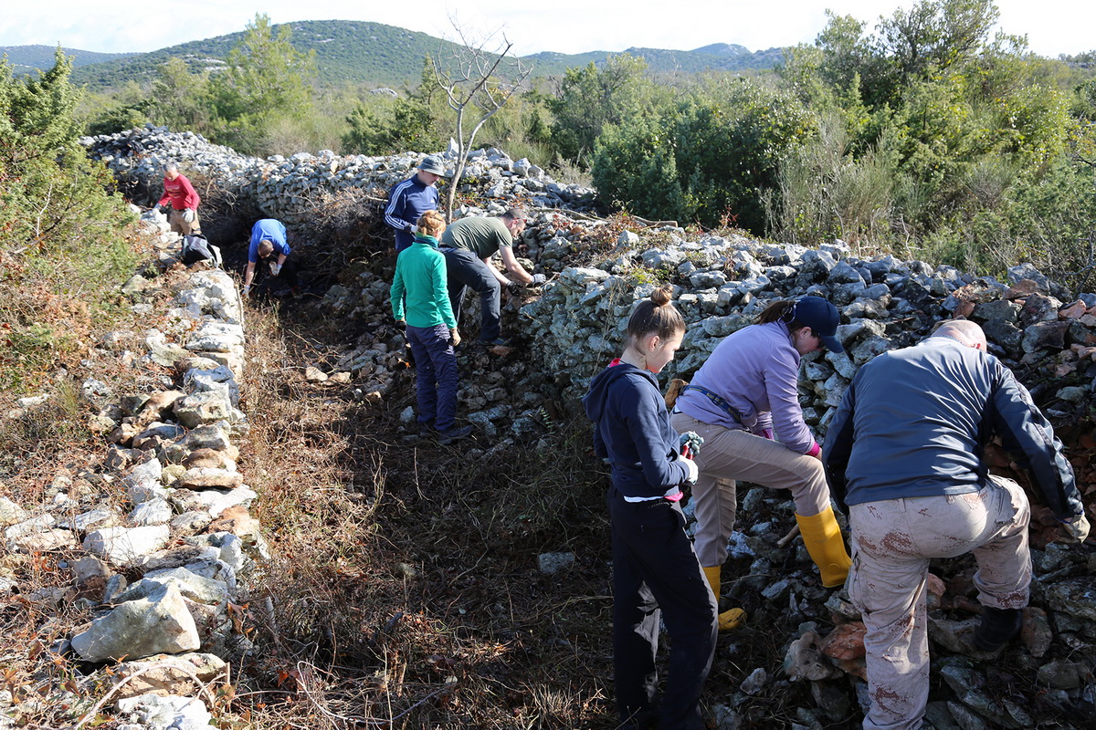 PP Vransko jezero: Akcija obnavljanja starog puta prema lokvi Benči PP Vransko jezero: Akcija obnavljanja starog puta prema lokvi Benči