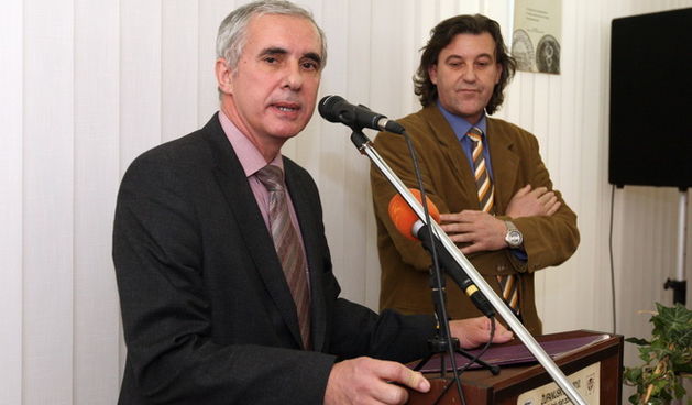 Zadar, 070410. Povodom Zupanijski dana i Svetskog dana zdravlja u izlozbenoj dvorani Znanstvene knjiznice zupan Zadarske zupanije Stipe Zrilic otvorio je izlozbu ” Stoljece zadarskog zdravstva u knjigama Znanstvene knjiznice 1806-1906″. Na fotografiji :St