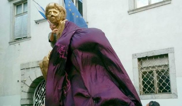 LET 3  Predsjedničkim dvorima poklanja spomenik ”Angela Merkel sere’’