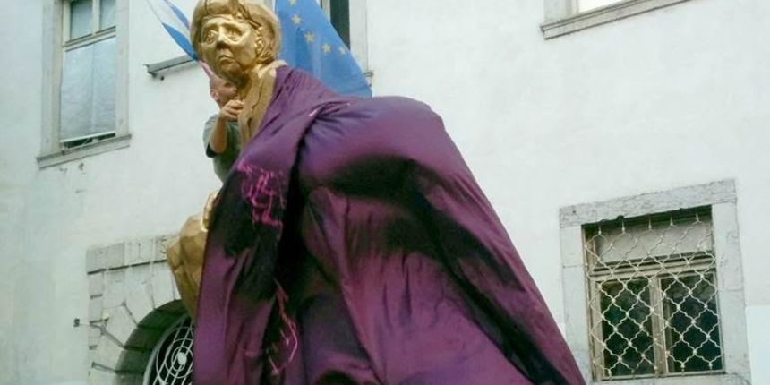 LET 3 Predsjedničkim dvorima poklanja spomenik ”Angela Merkel sere’’ LET 3 Predsjedničkim dvorima poklanja spomenik ”Angela Merkel sere’’