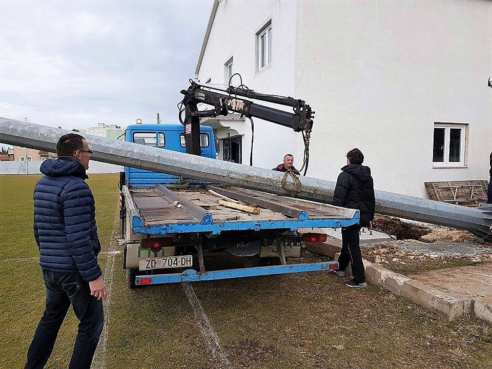 Postavljaju se reflektori na stadion biogradskog HNK Primorac Postavljaju se reflektori na stadion biogradskog HNK Primorac