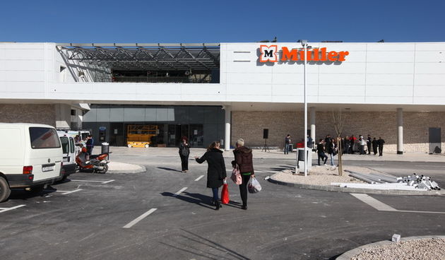 Zadar, 281010.
Zadarski shoping centar Supernova je umjesto najavljenog otvaranja u cetvrtak onima koji su dosli dijelio kokice i kobasice. Otvorenje je odgodjenjo jer grad nije dao uporabnu dozvolu.
Foto: Vladimir Ivanov / CROPIX