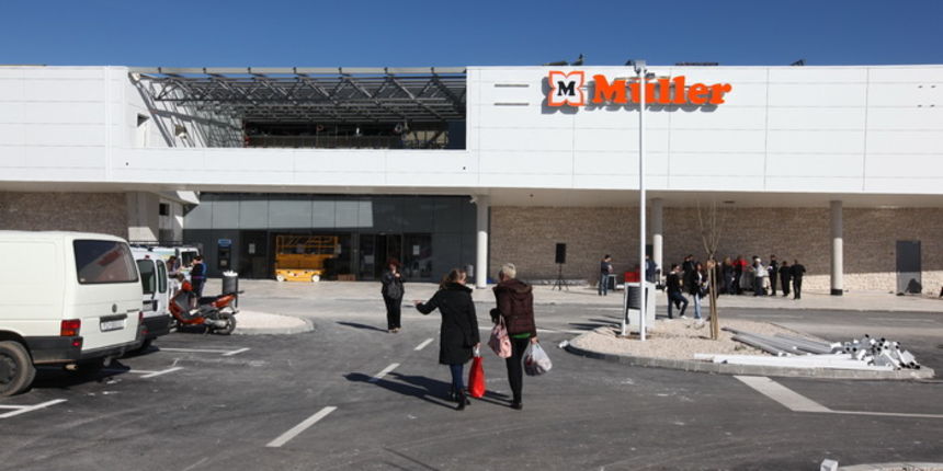 Zadar, 281010.
Zadarski shoping centar Supernova je umjesto najavljenog otvaranja u cetvrtak onima koji su dosli dijelio kokice i kobasice. Otvorenje je odgodjenjo jer grad nije dao uporabnu dozvolu.
Foto: Vladimir Ivanov / CROPIX Zadar, 281010.
Zadarski shoping centar Supernova je umjesto najavljenog otvaranja u cetvrtak onima koji su dosli dijelio kokice i kobasice. Otvorenje je odgodjenjo jer grad nije dao uporabnu dozvolu.
Foto: Vladimir Ivanov / CROPIX