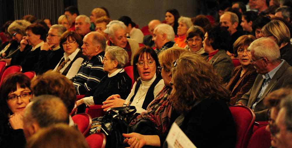 Zadar, 13.12.2012. snimio: Nenad Marčev
komedija
Miro Gavran
LUTKA,
redatelj: Mladena Gavran
igraju: Robert Kurbaša i Doris Pinčić
TEATAR GAVRAN
dramska pretplata
Velika dvorana HNK Zadar Zadar, 13.12.2012. snimio: Nenad Marčev
komedija
Miro Gavran
LUTKA,
redatelj: Mladena Gavran
igraju: Robert Kurbaša i Doris Pinčić
TEATAR GAVRAN
dramska pretplata
Velika dvorana HNK Zadar