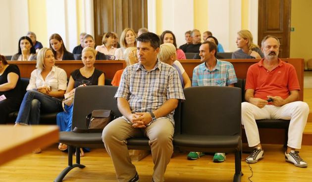 09.09.2013., Zadar – Bivsi sibenski vatrogasni zapovjednik Drazen Slavica nepravomocno je oslobodjen odgovornosti za stradavanje 13 mladih vatrogasaca na Kornatu. Oslobodjen je po svim tockama optuznice jer nema dovoljno dokaza. Tuziteljstvo je Slavicu